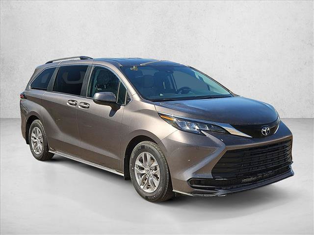 Certified 2023 Toyota Sienna LE FWD image 3