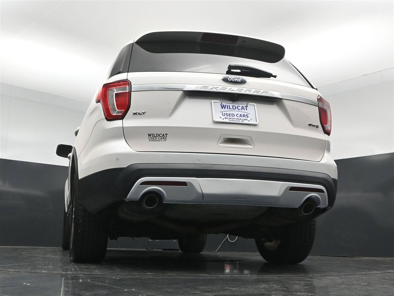 Used 2017 Ford Explorer XLT w/ Equipment Group 202A AWD/4WD image 33