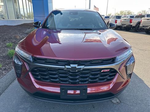 Used 2025 Chevrolet Trax RS w/ Sunroof Package FWD image 2