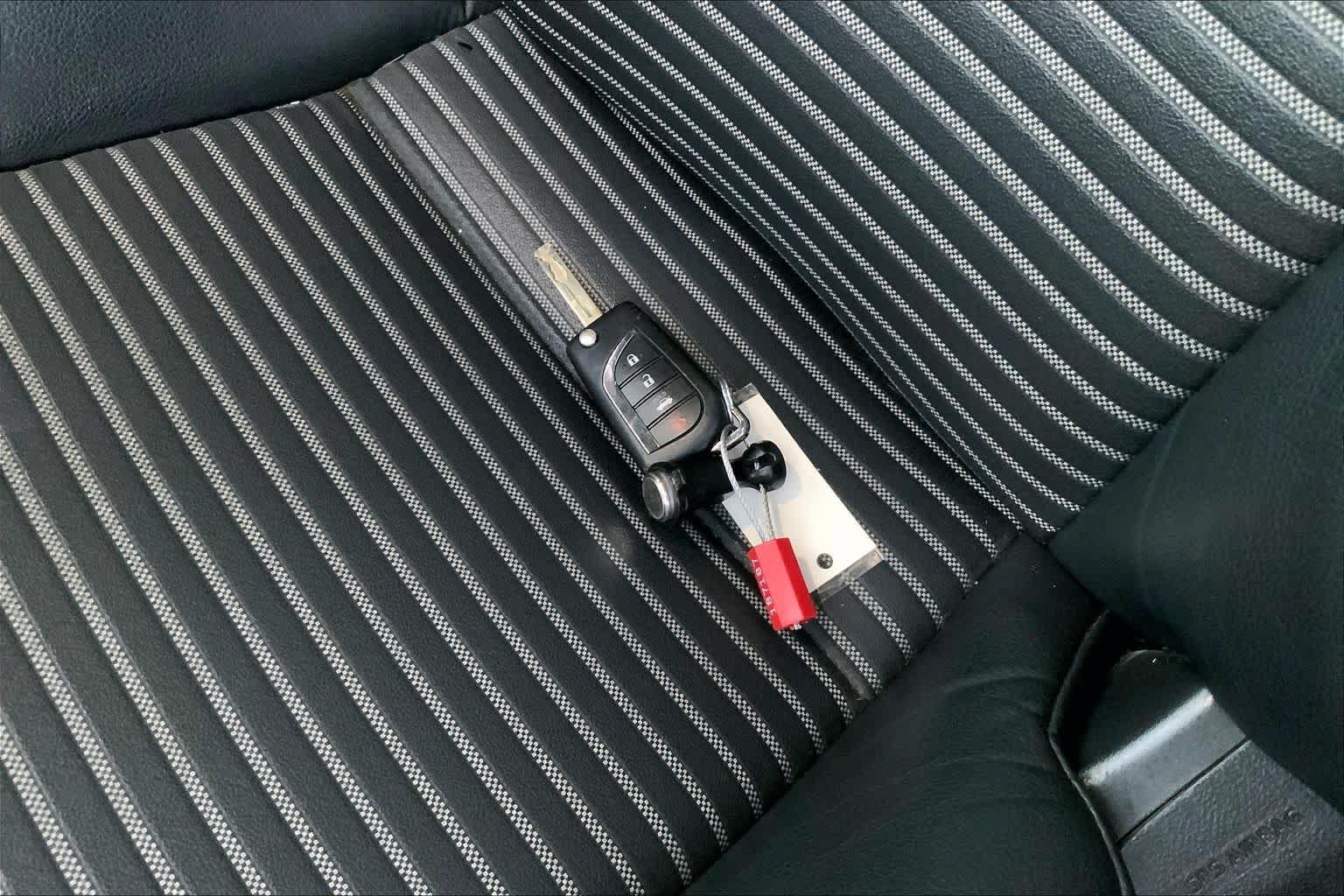 Used 2022 Toyota Camry SE FWD image 13