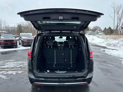 New 2026 Chrysler Pacifica Select image 12