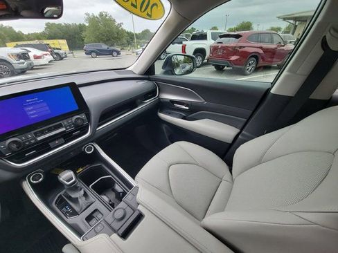 Used 2026 Toyota Grand Highlander XLE FWD image 3