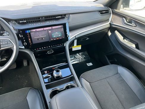 New 2026 Jeep Grand Cherokee Altitude AWD/4WD image 30