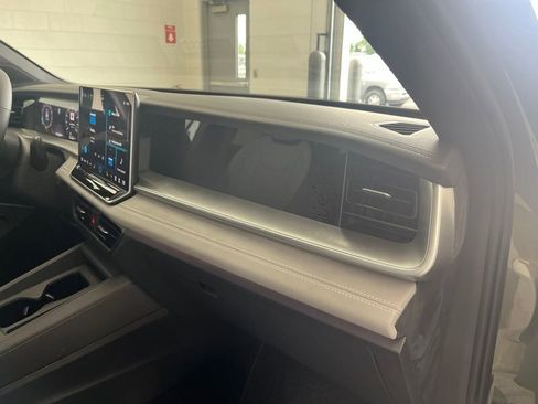 New 2026 Volkswagen Tiguan SE R-Line AWD/4WD image 39