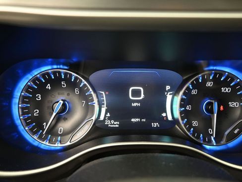 Used 2023 Chrysler Pacifica Touring-L image 30