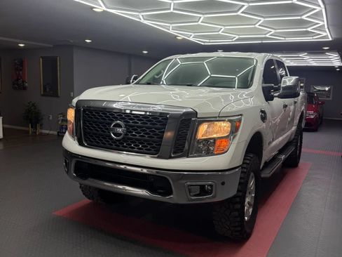 Used 2017 Nissan Titan SV RWD image 3