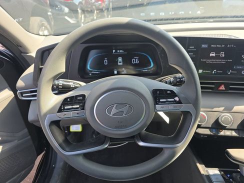 Used 2025 Hyundai Elantra SE FWD image 9