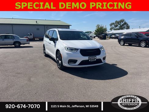 New 2026 Chrysler Pacifica Select image 6