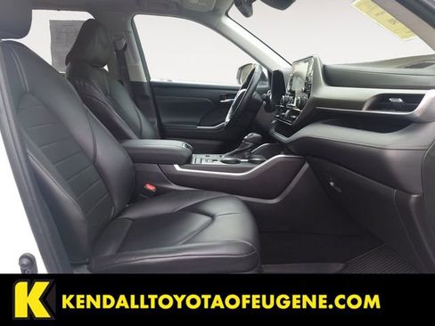 Used 2021 Toyota Highlander XLE image 15