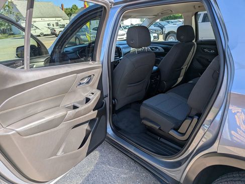 Used 2021 Chevrolet Traverse LS FWD image 22