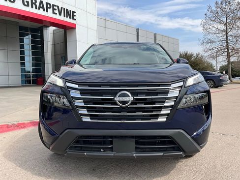 Used 2025 Nissan Rogue SV image 3