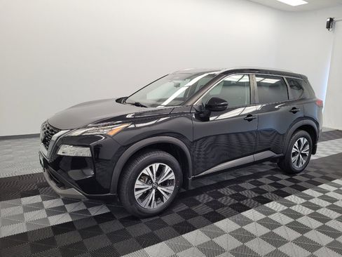 Used 2022 Nissan Rogue SV w/ SV Premium Package image 2