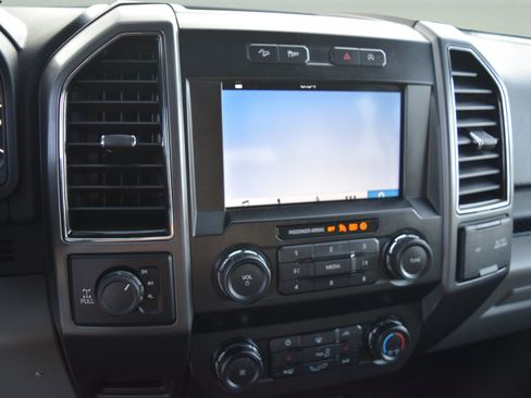 Used 2019 Ford F150 XLT w/ Equipment Group 302A Luxury AWD/4WD image 16