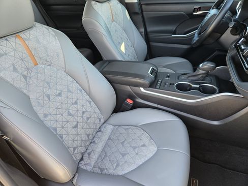 Used 2022 Toyota Highlander Bronze Edition image 19