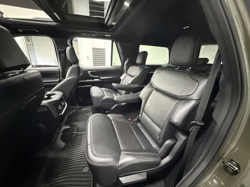 Used 2025 Ford Expedition Platinum w/ Platinum Ultimate Package AWD/4WD image 23
