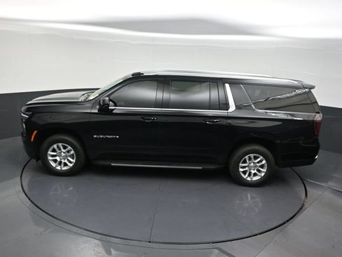 Used 2025 Chevrolet Suburban LS RWD image 18