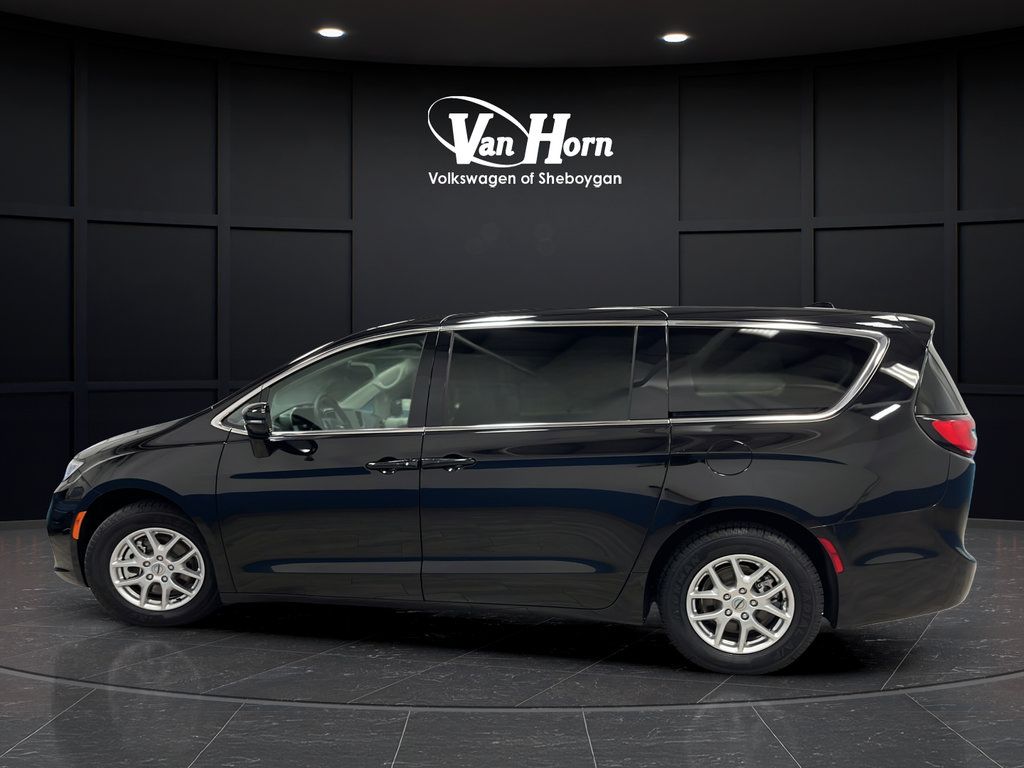 Used 2024 Chrysler Pacifica Touring-L FWD image 4