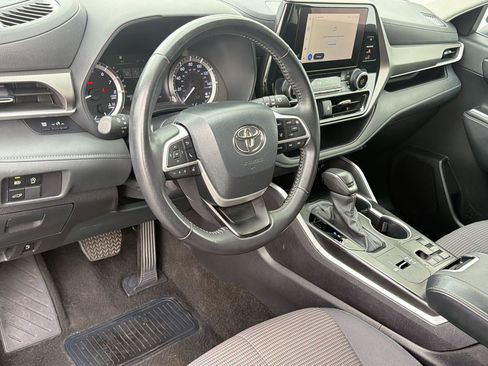 Used 2025 Toyota Highlander LE image 4