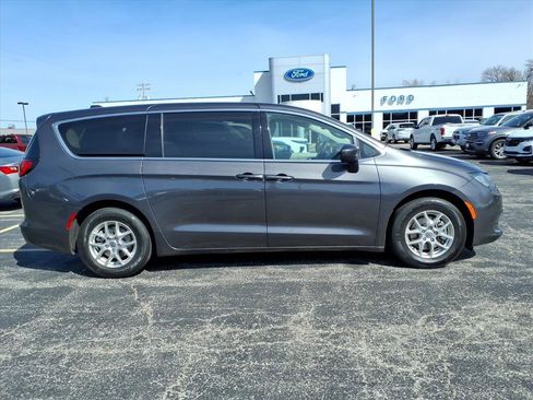 Used 2023 Chrysler Voyager LX image 29