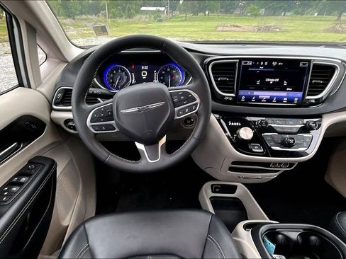 Used 2024 Chrysler Pacifica Touring-L FWD image 3