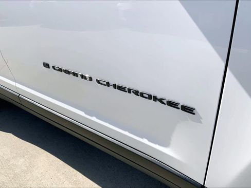 Used 2025 Jeep Grand Cherokee Limited w/ Black Appearance Package image 9