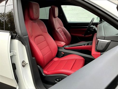 Used 2025 Porsche Macan 4 Electric image 12