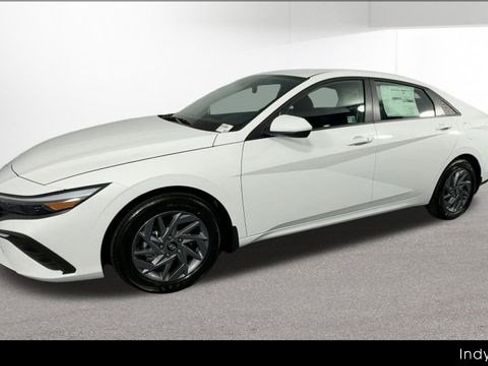Used 2025 Hyundai Elantra Hybrid FWD image 4
