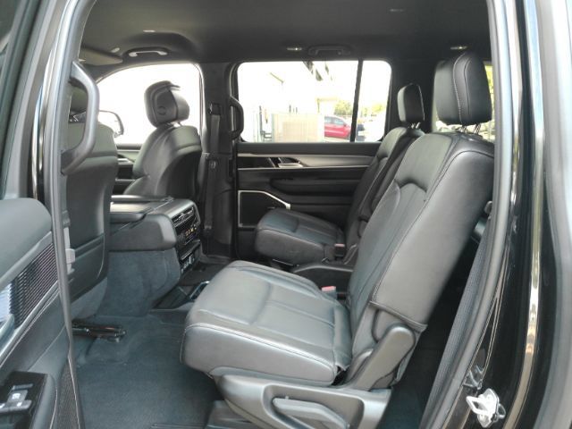 Used 2025 Jeep Wagoneer L Series II AWD/4WD image 17