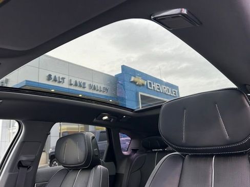 Used 2025 Cadillac Optiq Luxury 2 w/ LPO, ONYX Package image 27