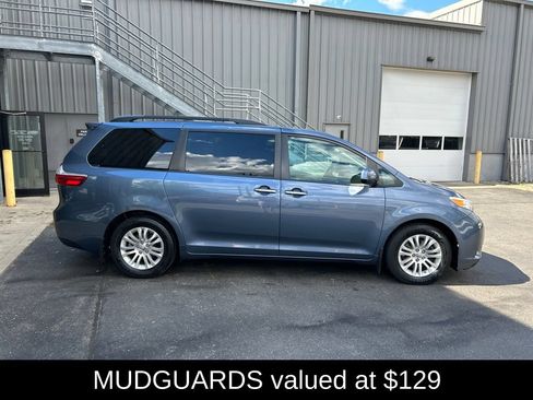 Used 2017 Toyota Sienna XLE Premium FWD image 2