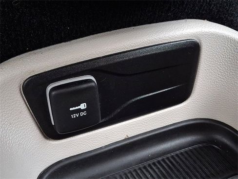 Used 2023 Chrysler Pacifica Touring-L image 26