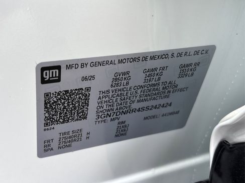 Used 2025 Chevrolet Equinox EV LT w/ Convenience Package II image 12