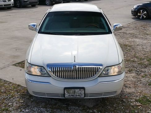Used 2003 Lincoln Town Car Executive image 10