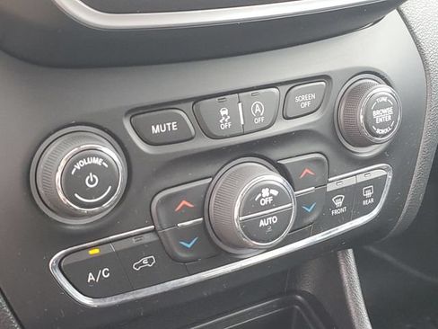 Used 2019 Jeep Cherokee Trailhawk w/ Cold Weather Group AWD/4WD image 15