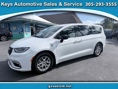 Used 2024 Chrysler Pacifica Touring-L