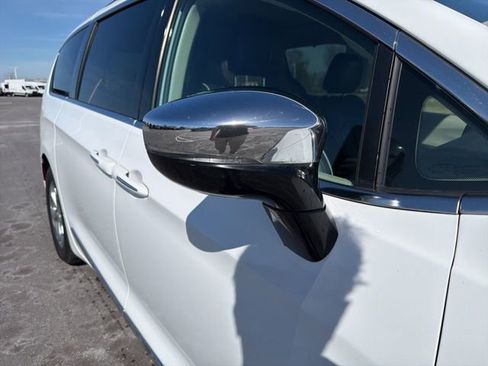 Used 2023 Chrysler Pacifica Limited image 5