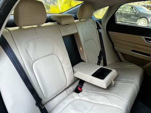 Used 2017 Jaguar XF Premium image 33