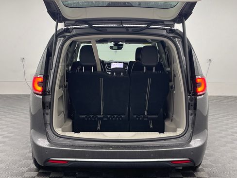 Used 2022 Chrysler Pacifica Touring-L FWD image 10