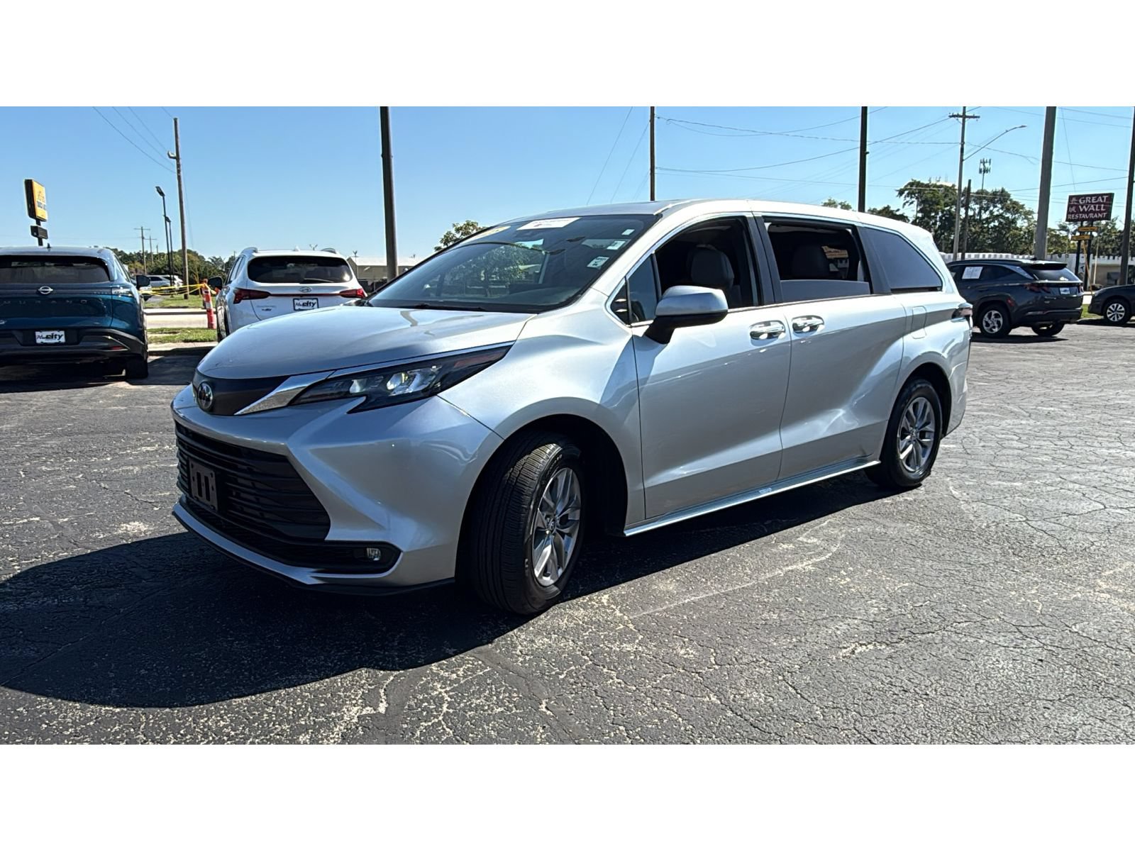Certified 2025 Toyota Sienna XLE FWD image 3