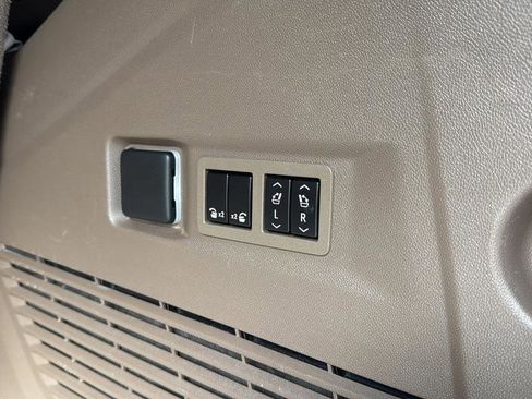 Used 2021 GMC Yukon Denali w/ Advanced Technology Package image 21