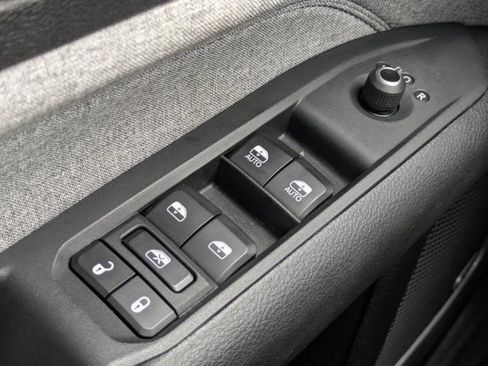 Used 2023 Jeep Compass Latitude w/ Sun and Sound Group AWD/4WD image 25