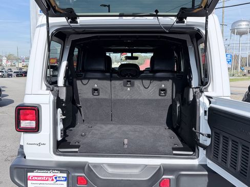 Used 2023 Jeep Wrangler Unlimited Sahara image 9