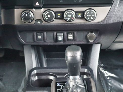 Used 2019 Toyota Tacoma SR5 AWD/4WD image 40