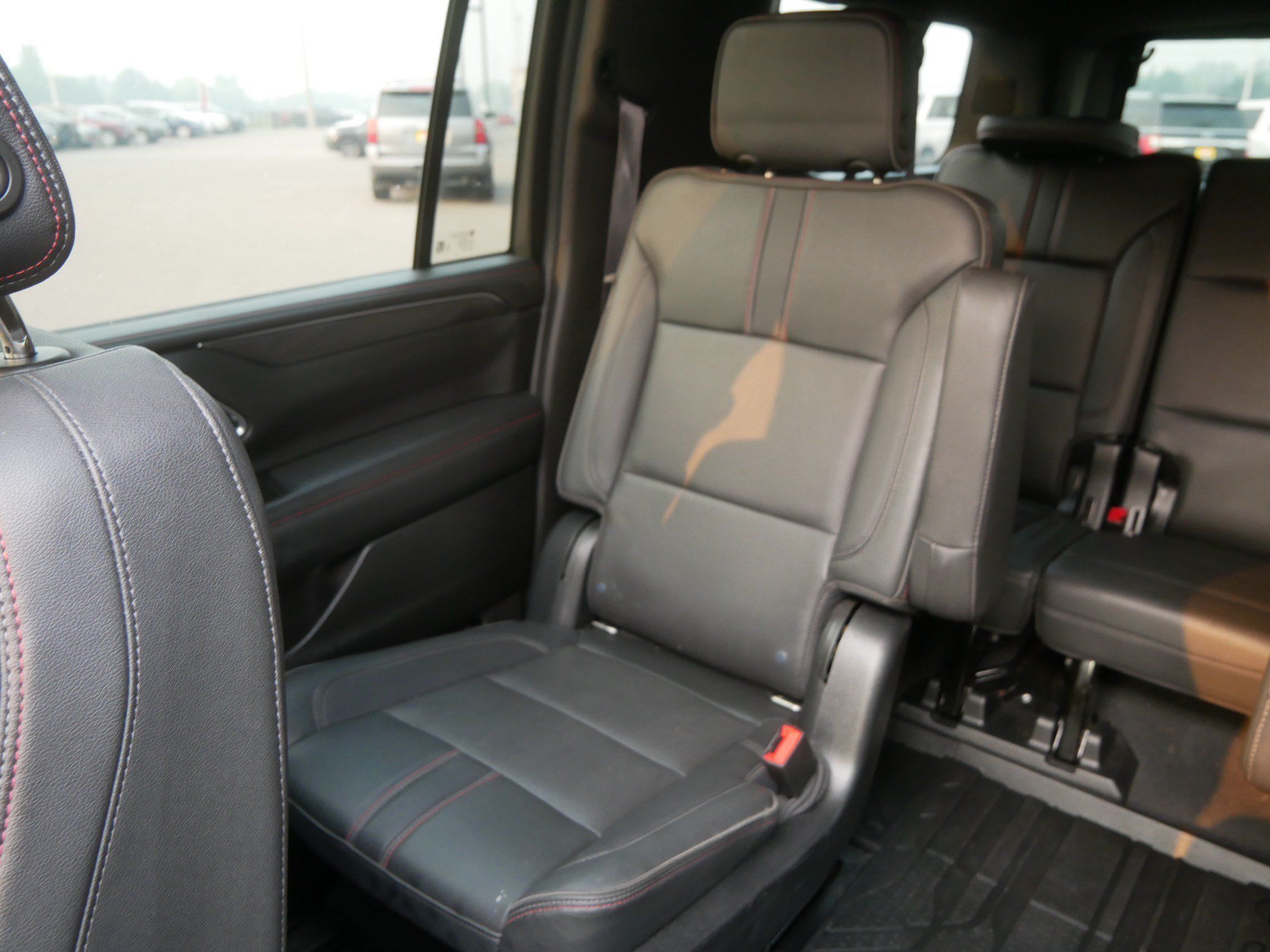 Used 2022 Chevrolet Suburban RST w/ Sport Performance Package AWD/4WD image 12