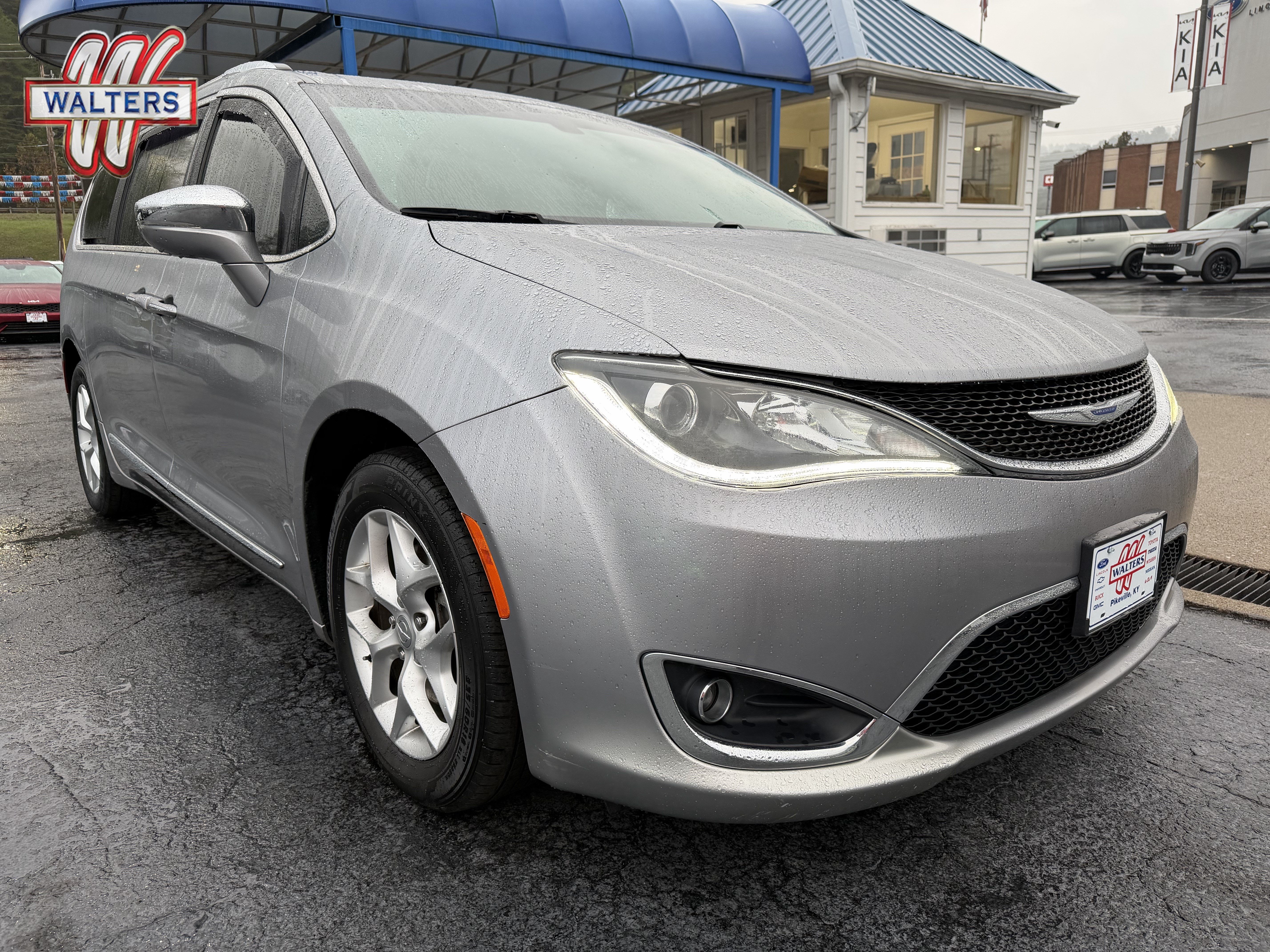 Used 2020 Chrysler Pacifica Limited FWD image 1