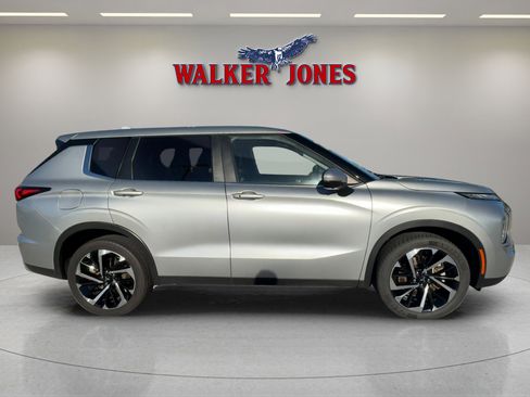 Used 2024 Mitsubishi Outlander SE image 2