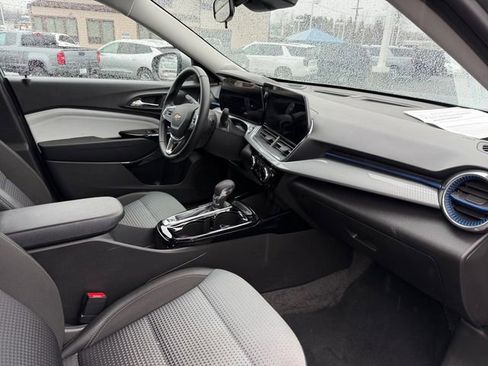 Used 2025 Chevrolet Trax LT w/ LT Convenience Package image 34