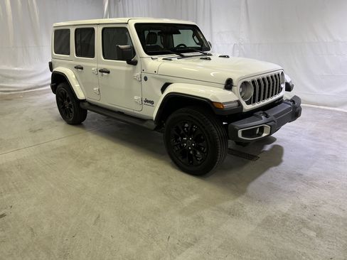Used 2025 Jeep Wrangler Unlimited Sahara AWD/4WD image 2