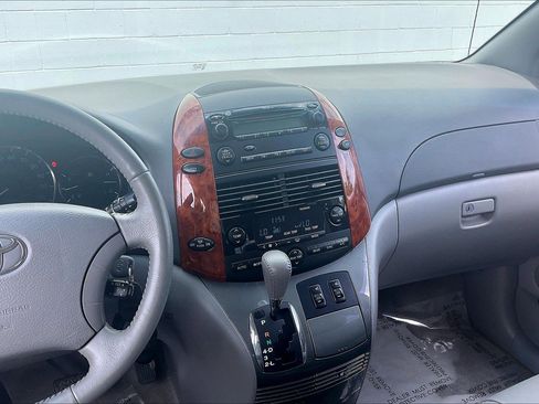 Used 2010 Toyota Sienna XLE FWD image 7