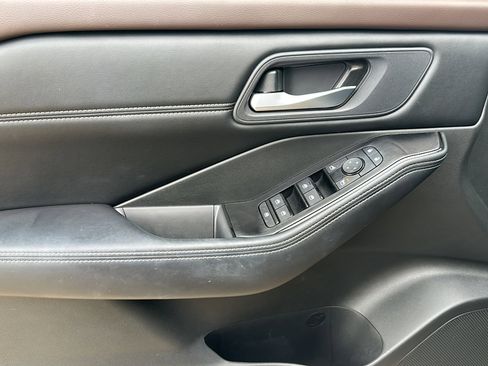 Used 2023 Nissan Rogue SV w/ SV Premium B Package image 16